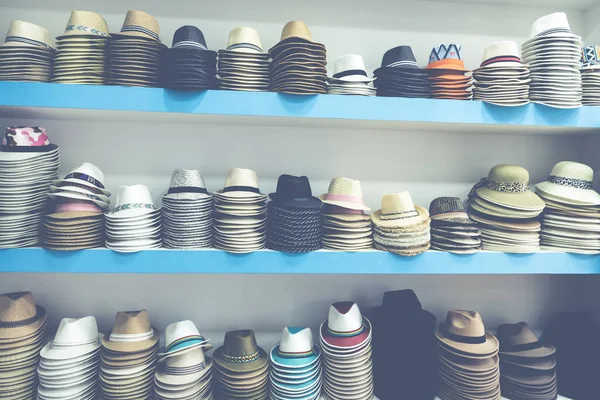 Ručně vyráběné klobouky Panama na tradiční venkovní trh. Populární — Stock fotografie