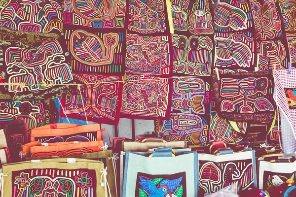 Уличная лавка с сувенирами ручной работы из Панамы — стоковое фото