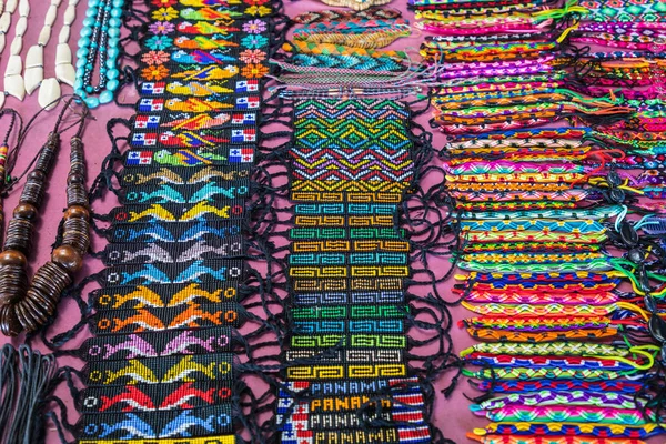 Gatustånd med handgjorda souvenirer från Panama city — Stockfoto