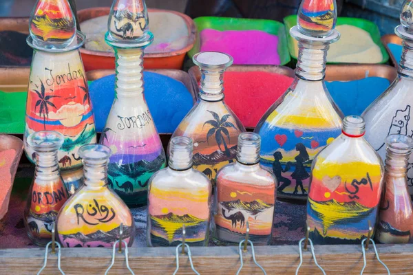 约旦的纪念品-有沙子的瓶子和沙漠的形状 — 图库照片