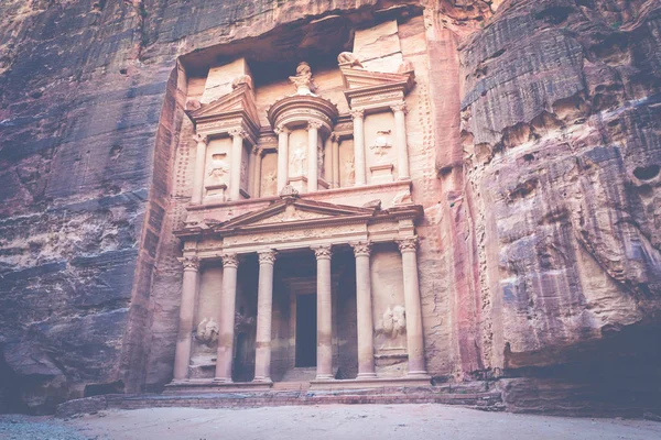 Al Khazneh - a kincstár, az ősi város Petra, Jordánia — Stock Fotó