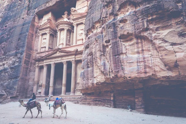 Al Khazneh - a kincstár, az ősi város Petra, Jordánia — Stock Fotó