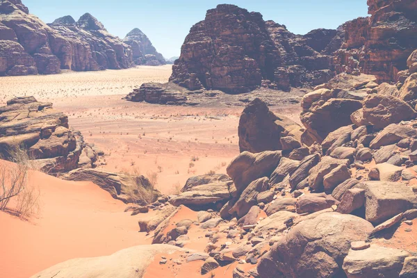 Zandduinen in de woestijn van Wadi Rum, Jordanië, Midden-Oosten — Stockfoto