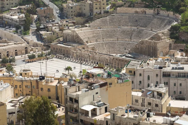 Vista sobre o antigo Teatro Romano localizado na capital da Jordânia , — Fotografia de Stock