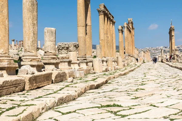 Calle Colonnaded en la ciudad romana de Gerasa cerca de Jerash (Pompeya o — Foto de Stock