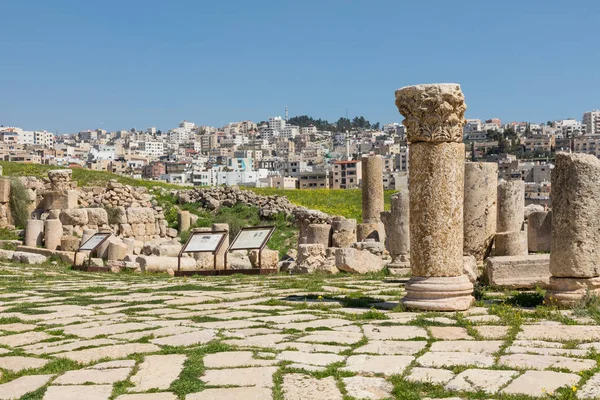 Rua Colonnaded na cidade romana de Gerasa, perto de Jerash (Pompeia o — Fotografia de Stock