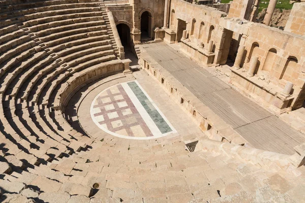 Teatro Antiguo. En la antigua ciudad romana de Jerash, Jordania —  Fotos de Stock