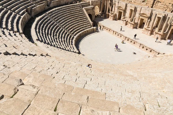 Руїни стародавнього півночі театру в історичному місті Jer — стокове фото