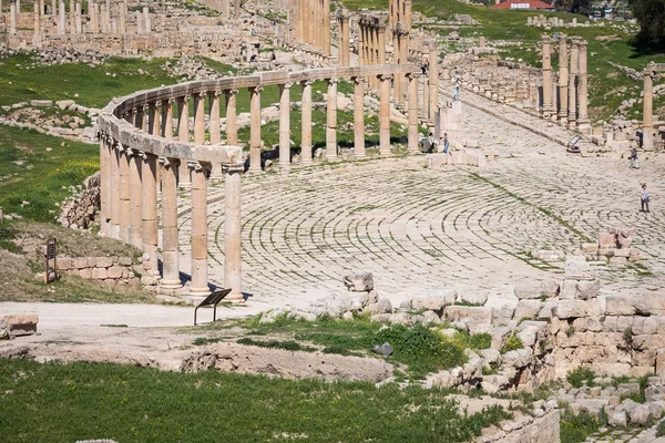 O Fórum Oval e Cardo Maximus na cidade romana de Gerasa perto de Je — Fotografia de Stock