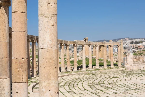 Az ovális fórum és a Cardo Maximus a római város Gerasa közelében Je — Stock Fotó