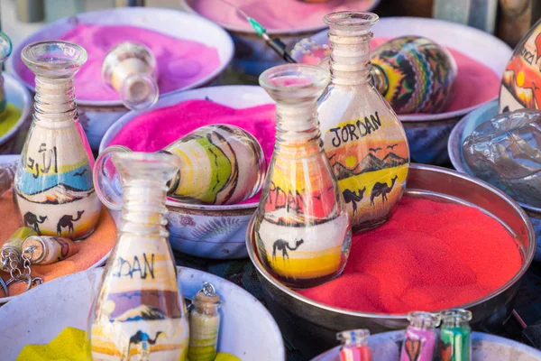 Souvenirs de Jordanie - bouteilles avec du sable et des formes de désert a — Photo