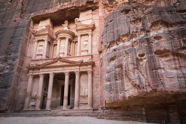 Antiguo templo en Petra, Jordania — Foto de Stock