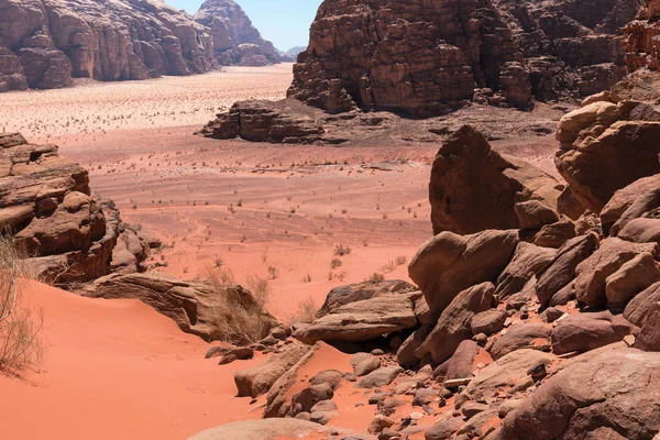 Panorámás kilátással a Wadi Rum desert, Jordánia — Stock Fotó