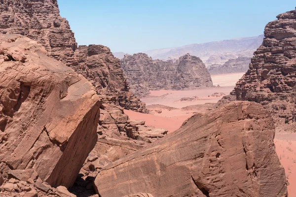 Panoramisch uitzicht op de woestijn van Wadi Rum, Jordanië — Stockfoto