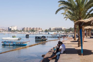Aqaba, Ürdün - 19 Mart 2018: Sahilde Turistik gemiler 