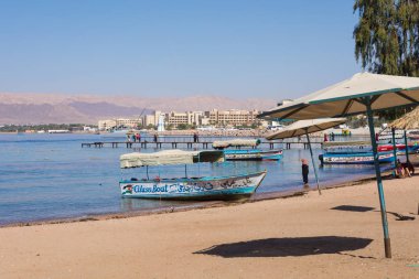 Aqaba, Ürdün - 19 Mart 2018: Sahilde Turistik gemiler 