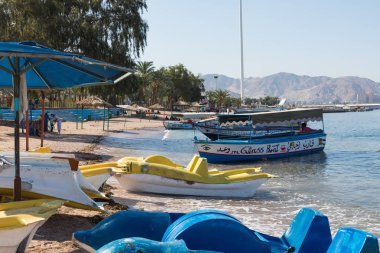 Aqaba, Ürdün - 19 Mart 2018: Sahilde Turistik gemiler 