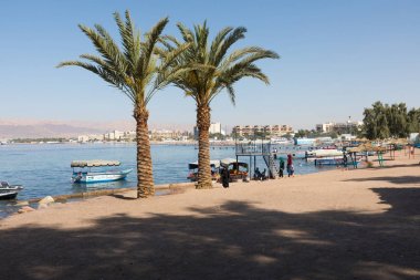 Aqaba, Ürdün - 19 Mart 2018: Sahilde Turistik gemiler 