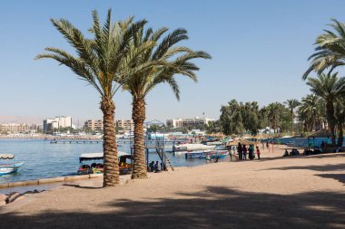 Aqaba, Ürdün - 19 Mart 2018: Sahilde Turistik gemiler 