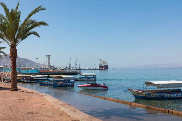 Aqaba, Ürdün - 19 Mart 2018: Sahilde Turistik gemiler 