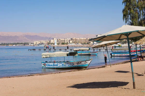 AQABA, JORDAN - 19 марта 2018 года: Туристические суда на пляже — стоковое фото