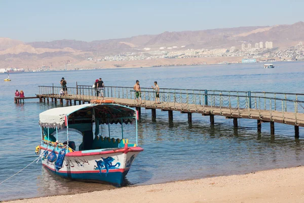 AQABA, JORDAN - 19 марта 2018 года: Туристические суда на пляже — стоковое фото