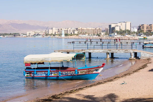 Iates e navios na marina de Aqaba, Jordânia. Resort popular, loc — Fotografia de Stock