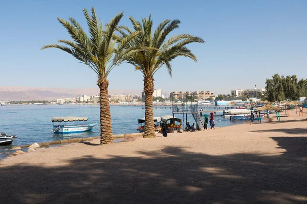 Акаба, Йорданія - 19 березня 2018: Туристичні суден на пляжі з — стокове фото