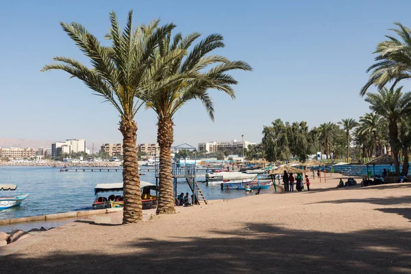 Akaba, Jordania - 19 marca 2018: Statki turystyczne na plaży — Zdjęcie stockowe