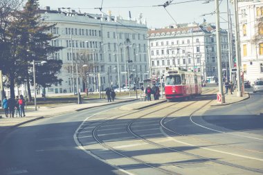 Vienna, Avusturya - 10 Mart 2018: Eski kırmızı tramvay, sokaklarında