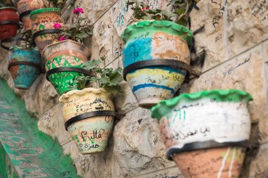 Ünlü merdiven ve çiçek: Amman, Jordan.