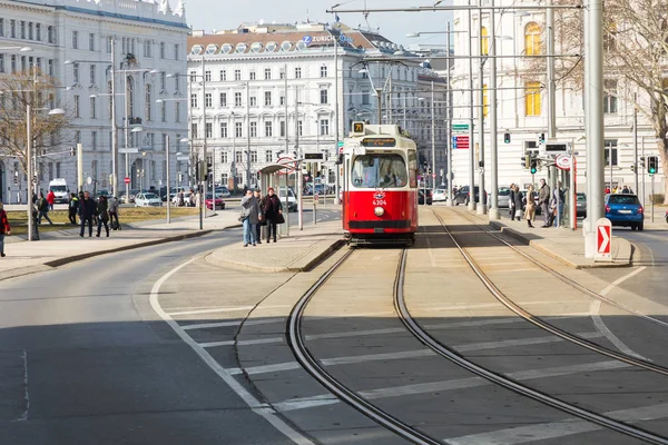 VIENA, AUSTRIA - 10 DE MARZO DE 2018: El viejo tranvía rojo en las calles de —  Fotos de Stock