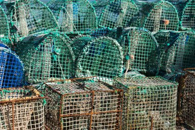 Kerevit kafesleri üzerinde bir balıkçı teknesi