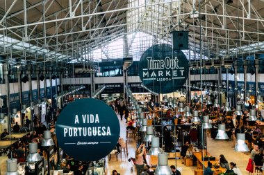 Lisbon, Portekiz - 19 Ocak 2018: Gıda Market Mercado da Ribeira Lizbon.