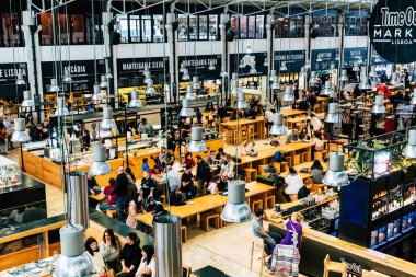 Lisbon, Portekiz - 19 Ocak 2018: Gıda Market Mercado da Ribeira Lizbon.