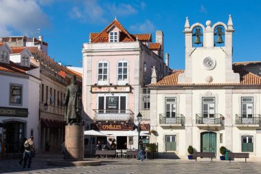 Cascais, Portekiz - 19 Ocak 2018: Seaside cityscape Cascais şehir yaz günü. Cascais Belediyesi, Portekiz.
