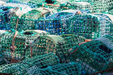 Kerevit kafesleri üzerinde bir balıkçı teknesi