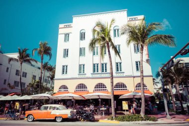 Miami Beach, Florida, Amerika Birleşik Devletleri - 18 Şubat 2018: eski model araba boyunca South Beach ünlü sanat Deco bölgesinde Ocean Drive park etmiş. South Beach, Fl