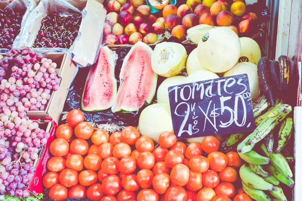 Färgglada frukter och grönsaker stall i Buenos Aires, Argentina. — Stockfoto