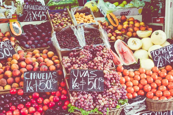 Cabina de frutas y verduras coloridas en Buenos Aires, Argentina . — Foto de Stock