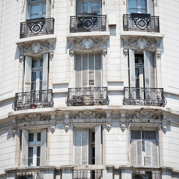 Biały elewacji zabytkowego budynku w Buenos Aires, Argentyna. — Zdjęcie stockowe