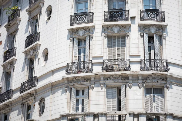 White facade of historic building in Buenos Aires, Argentina. — Stock Photo, Image