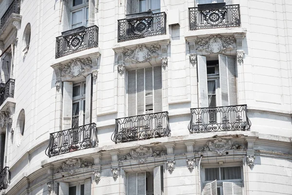 Facciata bianca dell'edificio storico di Buenos Aires, Argentina . — Foto Stock