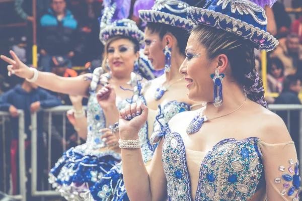 ORURO, BOLÍVIA - FEVEREIRO 10, 2018: Dançarinos no Carnaval de Oruro . — Fotografia de Stock