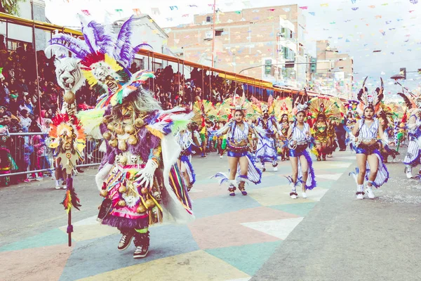 Oruro, bolivien - 10. februar 2018: tänzer beim oruro-karneval in — Stockfoto