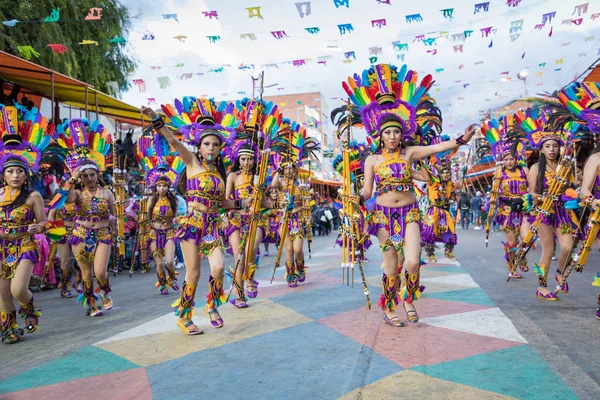 ORURO, BOLÍVIA - FEVEREIRO 10, 2018: Dançarinos no Carnaval de Oruro em — Fotografia de Stock