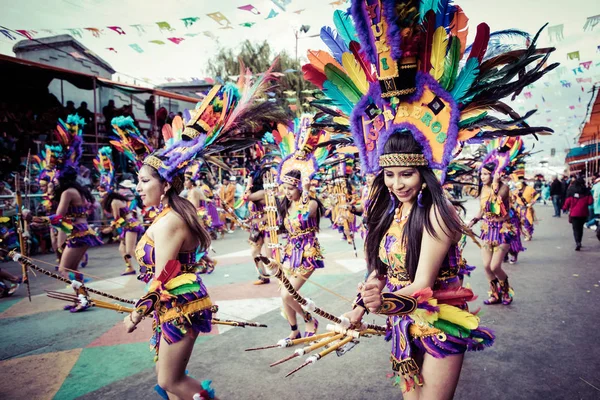 Oruro, Bolivia -, 10 februari 2018: Dansers bij Oruro carnaval in — Stockfoto