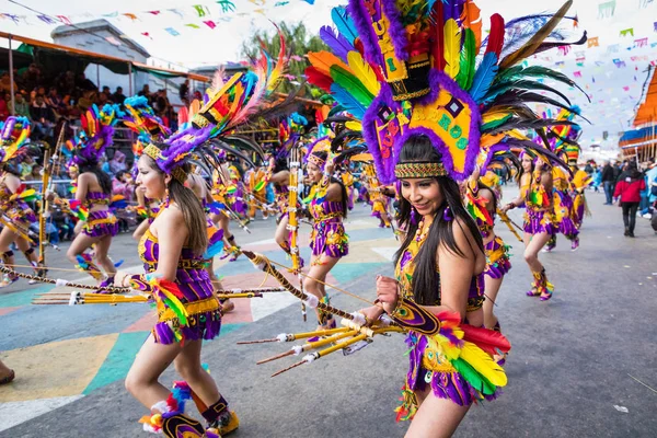 ORURO, BOLIVIA - 10 DE FEBRERO DE 2018: Bailarines en el Carnaval de Oruro — Foto de Stock