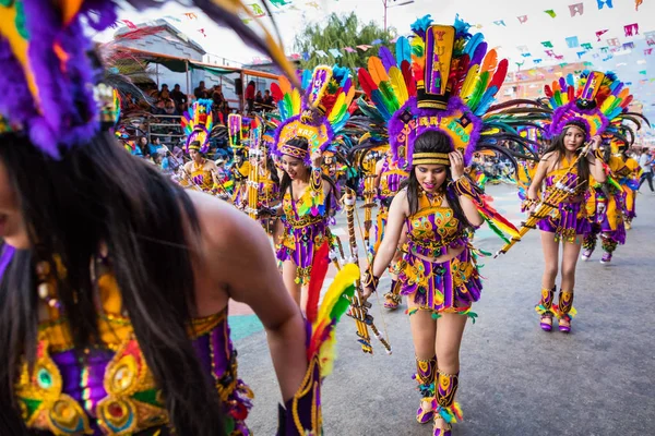 Оруро, Боливия - 10 февраля 2018 года: Танцоры на карнавале в Оруро — стоковое фото