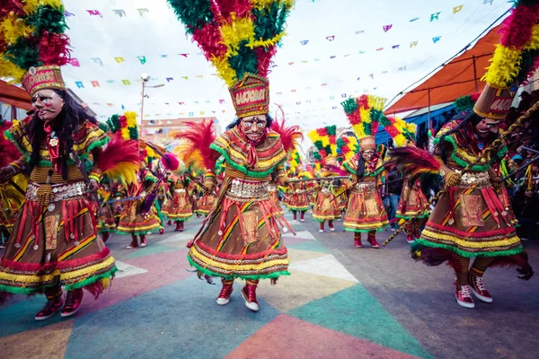 Оруро, Болівія - 10 лютого 2018: Танцюристи в Оруро карнавал у — стокове фото